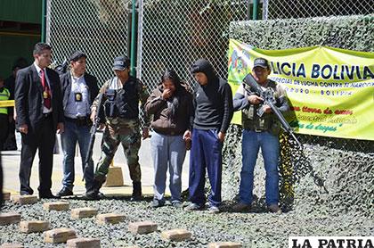 Las dos personas aprehendidas fueron presentadas en la conferencia de prensa