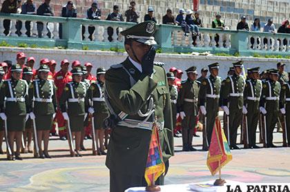 El coronel Rojas en el preciso momento de su juramento al cargo de comandante departamental