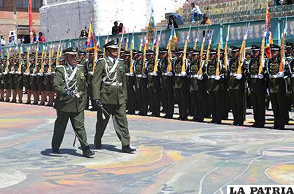 La autoridad hace reconocimiento de la tropa 