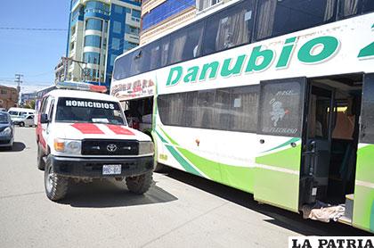 El vehículo de Homicidios al lado del bus donde falleció el pasajero