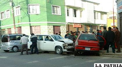 El coche blanco impactó con mucha violencia al vehículo rojo 