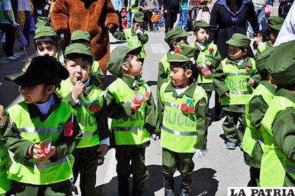 Niños emulando el trabajo de los agentes de Tránsito