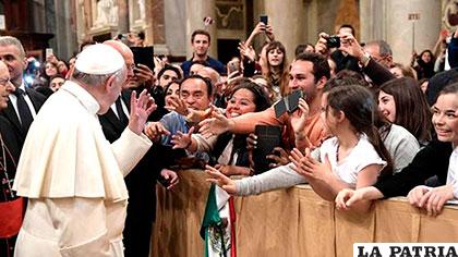 El Papa Francisco recibe el cariño de la gente donde quiera que vaya