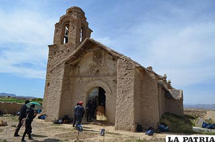 Iglesia de Crucero en Soracachi en malas condiciones