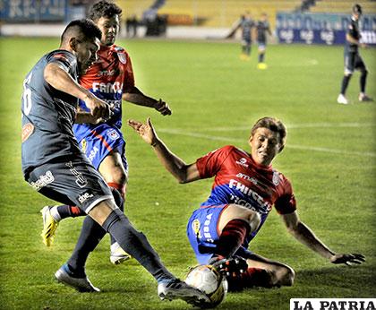 Bolívar venció 4-2 la última vez que jugaron en La Paz el 13/08/2016 /APG