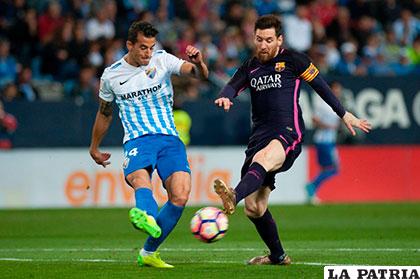 Luis Hernández y Lionel Messi disputan el balón