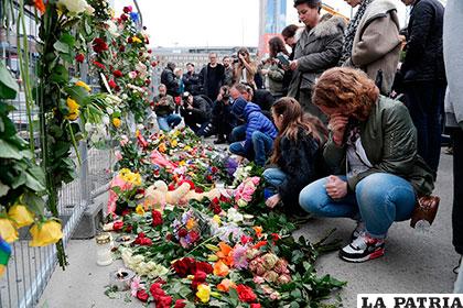 La gente coloca flores en el lugar del atentado en el centro de Estocolmo (Suecia)