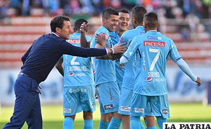Beñat San José Gil les da ánimos a sus jugadores después de la primera conquista /APG
