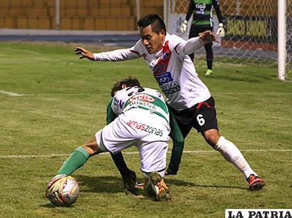 Francisco Rodríguez e Isaías Dury en la disputa de la pelota /APG