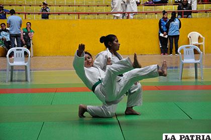 Las orureñas de Nayda Ingala y Erika Quenaya durante la competencia