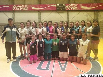 El entrenador Darwin Rocha junto al grupo de seleccionadas