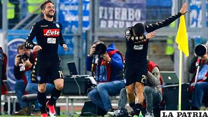 Lorenzo Insigne y José Callejón celebran el triunfo del Nápoles