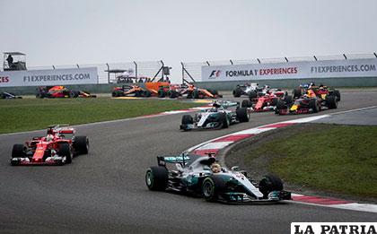 Lewis Hamilton toma la delantera durante el GP de China