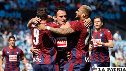 Festejan los del Eibar por el triunfo de visita ante el Celta