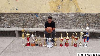 Mauricio Romero junto a todos los trofeos que logró ganar en su vida deportiva