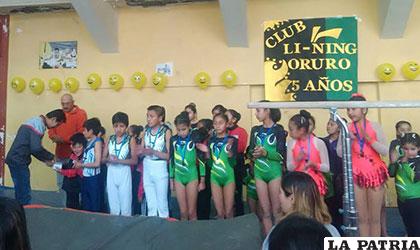 Gimnastas orureños del club Li-Ning que destacaron a nivel nacional recibieron un galardón