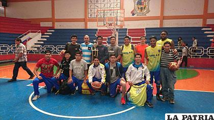 El representativo de Carl A-Z con el trofeo que le acredita el primer lugar en este torneo