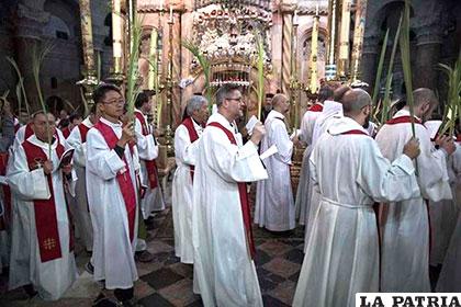 Clérigos católicos participan en el Domingo de Ramos en la Iglesia del Santo Sepulcro en Jerusalén