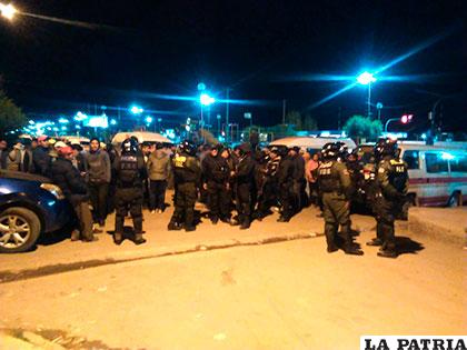 Resguardo policial luego de la asamblea frustrada entre transportistas anoche