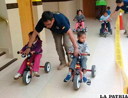 Los niños pasearon en triciclos con ayuda de los miembros del Iitcup