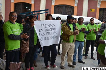 Hubo una protesta al terminar la conferencia de prensa por los amigos y familiares de Henry, quienes exigieron justicia