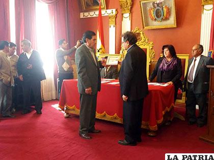 El alcalde (der.) entrega el reglamento al presidente de la Asociación de Servicios Oruro (Adesor)