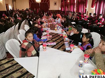 Los niños de los hogares disfrutaron un desayuno en compañía del Gobernador Vásquez