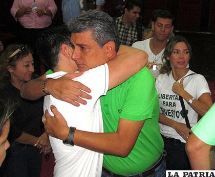 Familiares y amigos de Suarez mostraron su alegría al haberse declarado libertad para el ex gobernador /APG