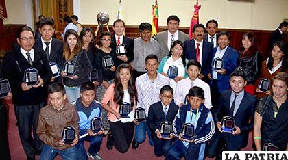 Deportistas que fueron distinguidos con el Faro de Plata por la Gobernación de Oruro
