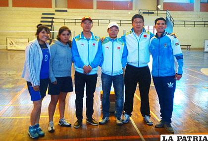 Los deportistas Mejía, Condori y Quiroz, junto a los entrenadores chinos
