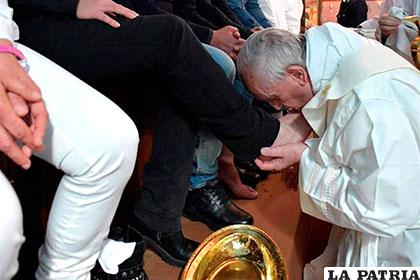 Papa refleja la humildad con lavado de pies a reos /laprensa.hn.com
