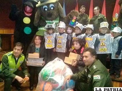Autoridades policiales entregaron  premios a los niños ganadores
