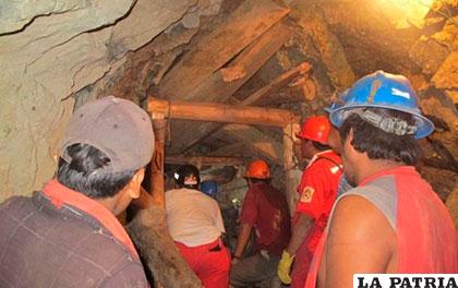 Tareas en mina Ayacucho Perú/Archivo