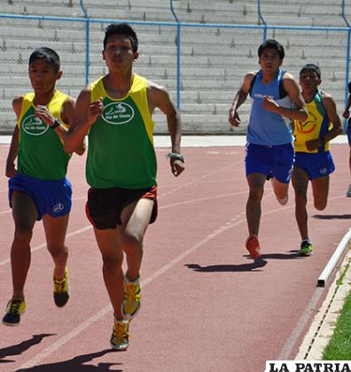 Los atletas entre ellos Arnaldo Pérez se estuvieron preparando en la pista del estadio