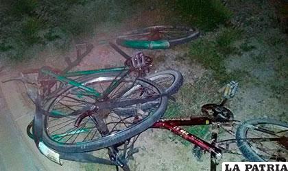 Las bicicletas en las que iban los dos afectados en la colisión