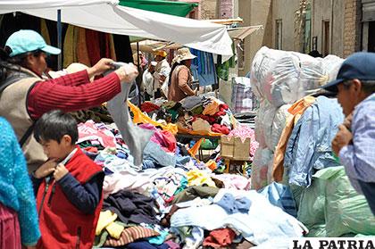 Comerciantes de ropa usada rechazaron la vigencia de disposiciones que prohíban esta actividad