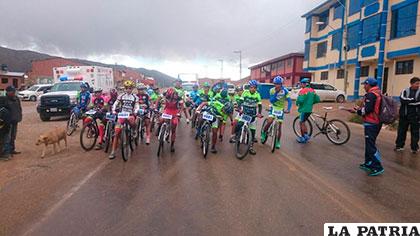 Ciclistas en el punto de partida ayer durante la primera jornada