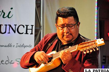 Juan Carlos Sánchez se lució con su música en charango