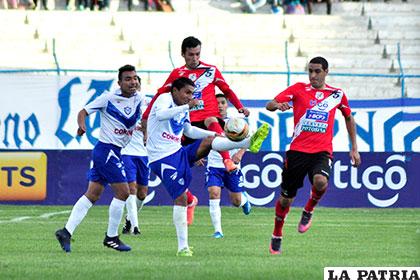 Didí Torrico domina el balón ante la marca de sus adversarios