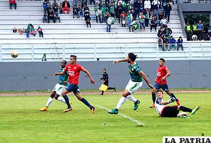 La acción del compromiso disputado en el estadio de Yacuiba /APG