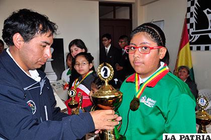 La orureña Milka Beltrán recibe el trofeo de campeona nacional Sub-12
