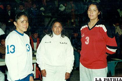 Betty Ríos (centro) durante la Liga Superior en 1998