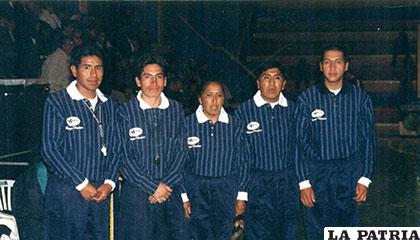 Junto a los demás árbitros en el Clasificatorio a la Liga Superior el 2003