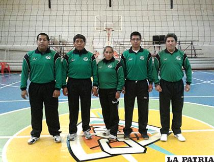 Junto a los árbitros en el Clasificatorio que se realizó en Oruro este año