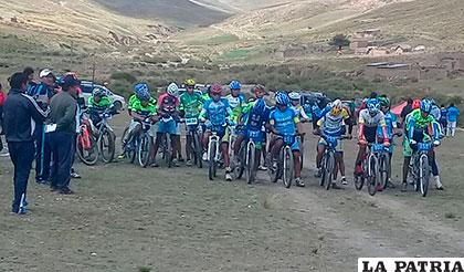 Ciclistas participantes en la prueba de Huanuni a Chua-Chuani