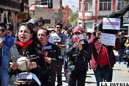 Artistas marcharon por las calles de Oruro
