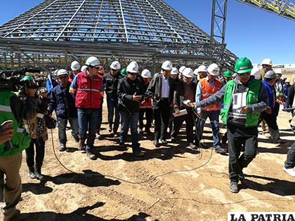 El Presidente Morales visitó los predios en los que se construye la fábrica de cemento en Caracollo