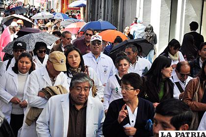Médicos marcharon en rechazo al decreto supremo 3091 y 3092