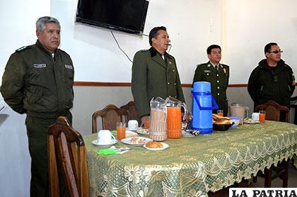 El coronel Rojas junto a otros oficiales durante el desayuno trabajo
