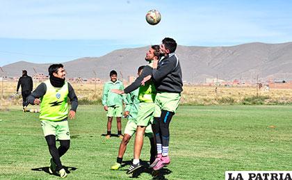 Leroyer y Baldivieso, disputan el balón en el entrenamiento de ayer